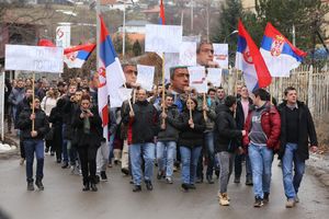 (FOTO) BLOKIRAN CENTAR KOSOVSKE MITROVICE: Održan protest zbog presude Oliveru Ivanoviću