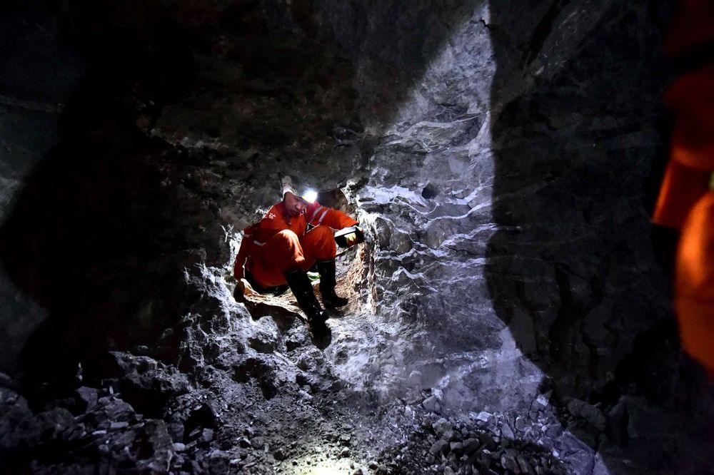 (VIDEO) PREŽIVEO 36 DANA POD ZEMLJOM: Pronađen kineski rudar zarobljen u rudniku prošle godine