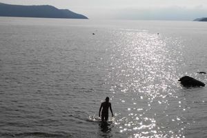 (FOTO) NIJE MOGAO DA ČEKA LETO: Iskoristio sunčan dan i bacio se u more!