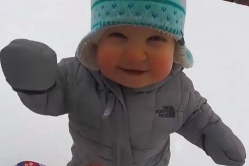 (VIDEO) APSOLUTNO NAJSLAĐE: Ona ima samo godinu dana, a već vozi snoubord!