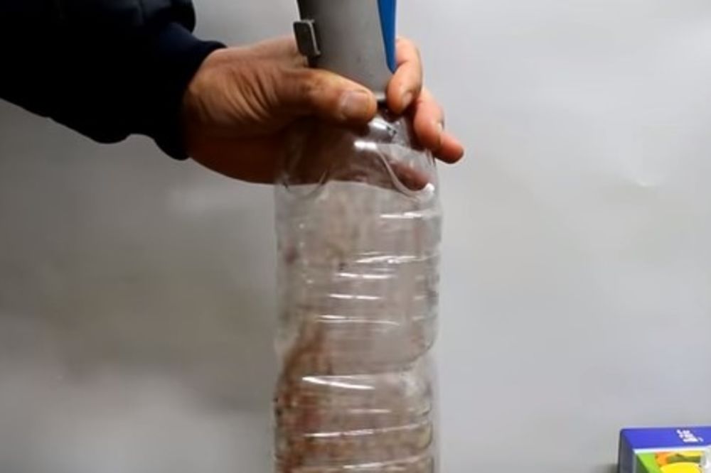 (VIDEO) Povezao je usisivač sa plastičnom flašom, od sada nećete morati da radite ovaj dosadan posao