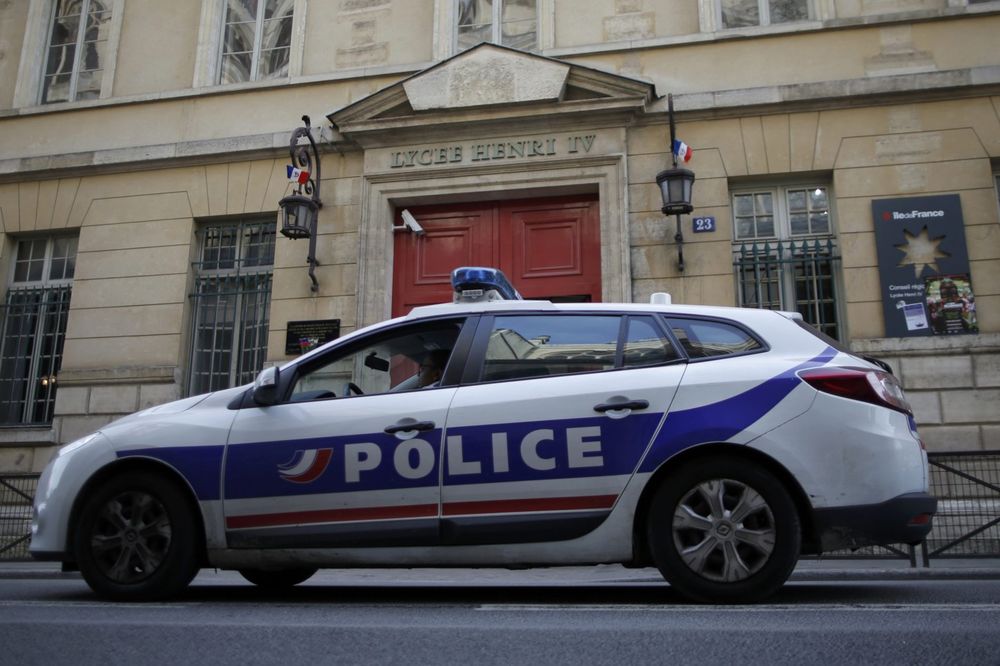 DRAMA BLIZU PARIZA: Uhapšen napadač koji je ranio dvoje ljudi ispred supermarketa