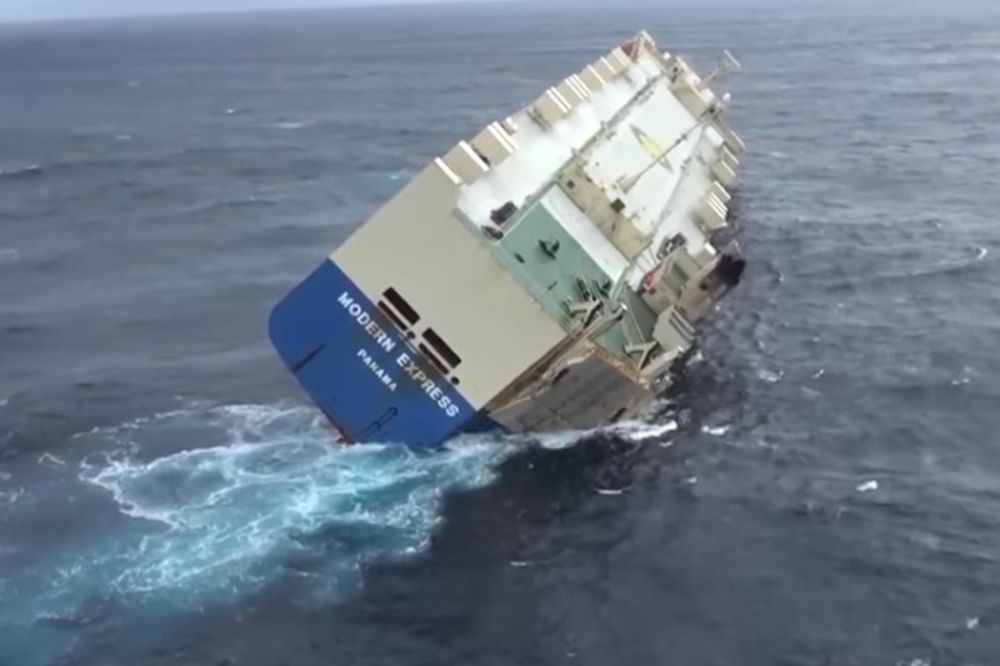 (VIDEO) DRAMA NA ATLANTIKU: Ako ne uspe akcija spasavanja, teretnjak će udariti u francusku obalu