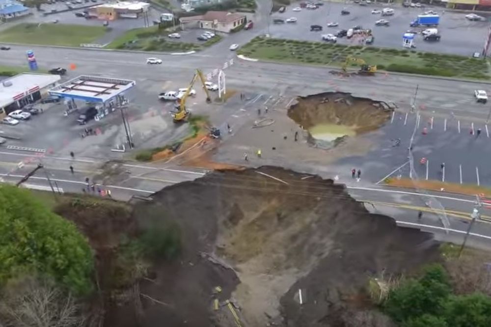 (VIDEO) GUTA SVE PRED SOBOM: Otvorila se džinovska rupa na putu u Oregonu