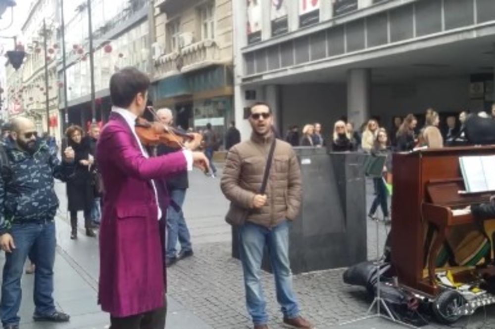(VIDEO) VIOLINISTI U KNEZU PRIŠAO ITALIJAN: Njegov gest je rasplakao mnoge Beograđane