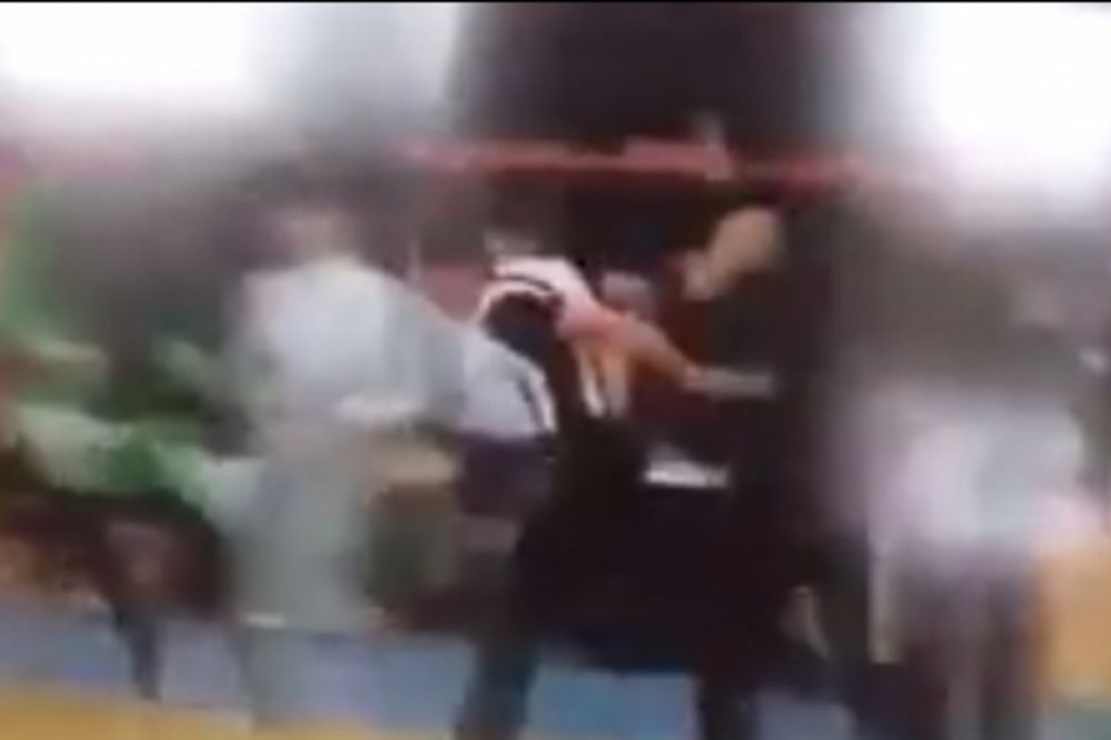 (VIDEO) SKANDAL U MITROVICI: Košarkaški trener napao sudiju na terenu