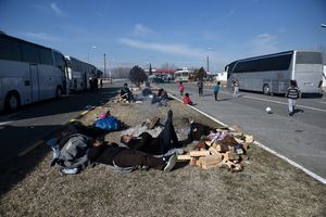 NE MOGU DALJE: Najmanje 80 autobusa sa migrantima zaglavljeno u Grčkoj na putu ka Makedoniji