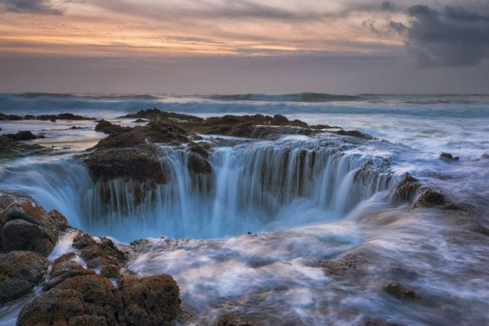 (FOTO) Torov bunar: Opasna rupa u koju "otiče" Pacifik