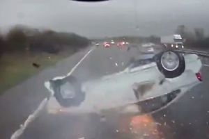 (VIDEO) SAM BOG IH JE SAČUVAO: Auto sa roditeljima i bebom klizao na krovu i svi ostali nepovređeni
