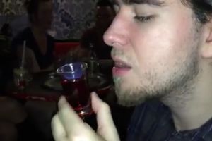 (VIDEO) PRVO DUNI, PA PROGUTAJ: Nije svako piće za mladiće!