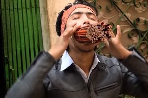 (VIDEO) BIZARNI REKORD: On je u svoja usta ugurao 138 olovaka