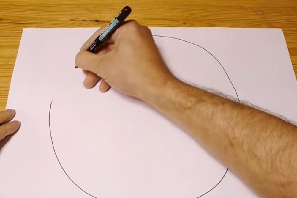(VIDEO) BEZ ŠESTARA: Kada vidite kako je nacrtao savršen krug, odmah ćete probati isto