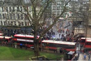 (FOTO) BOMBA NA STANICI U LONDONU: Hiljade ljudi evakuisano