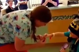 (VIDEO) OVO ĆE VAS DIRNUTI DO SUZA: Petogodišnjak oboleo od raka zaprosio omiljenu medicinsku sestru