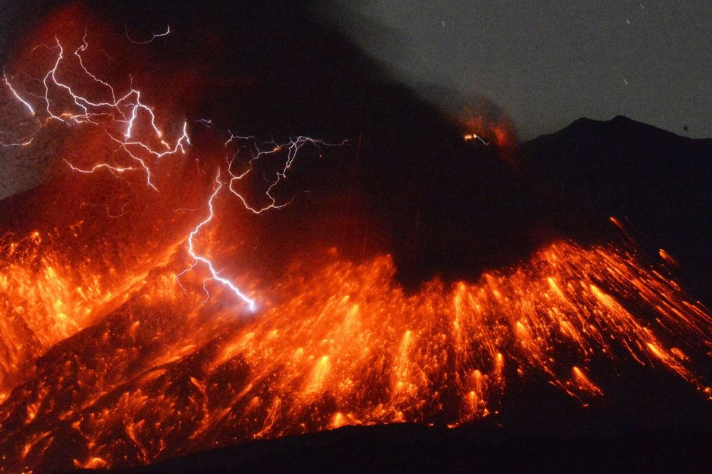 (VIDEO) CRVENA UZBUNA U JAPANU: Proradio vulkan pored nuklearne elektrane, tone lave letele u nebo!