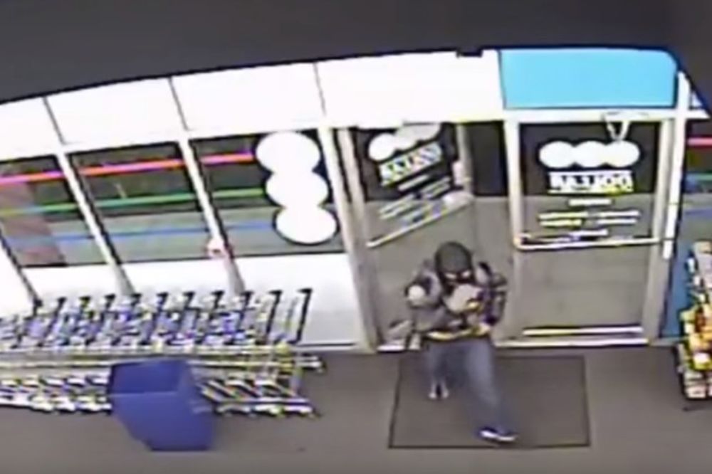 (VIDEO) ZADNJE VREME DOŠLO: Betmen opljačkao prodavnicu na Floridi