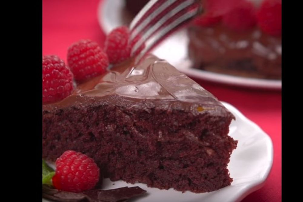 VIDEO JEDE VAM SE NEŠTO SLATKO: Ovo je recept za fenomenalan čokoladni kolač bez jaja, mleka i masti