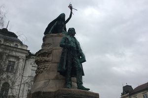 (FOTO) U ZNAK PROTESTA: Bodljikava žica oko spomenika Francu Prešernu u Ljubljani!