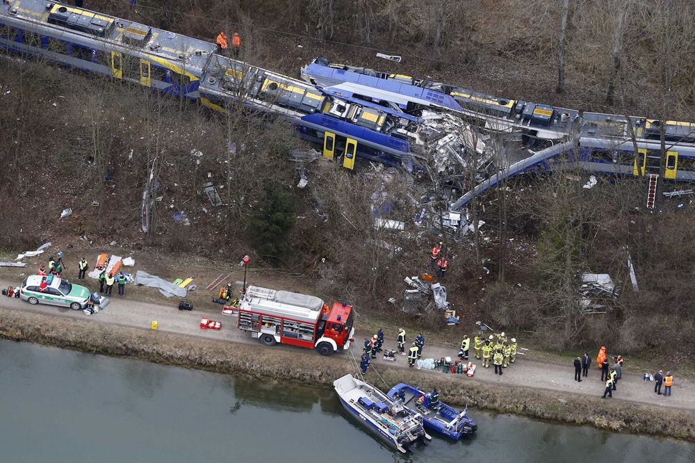 (VIDEO) STRAVIČAN ČEONI SUDAR 2 VOZA U NEMAČKOJ: 10 mrtvih, 150 povređeno