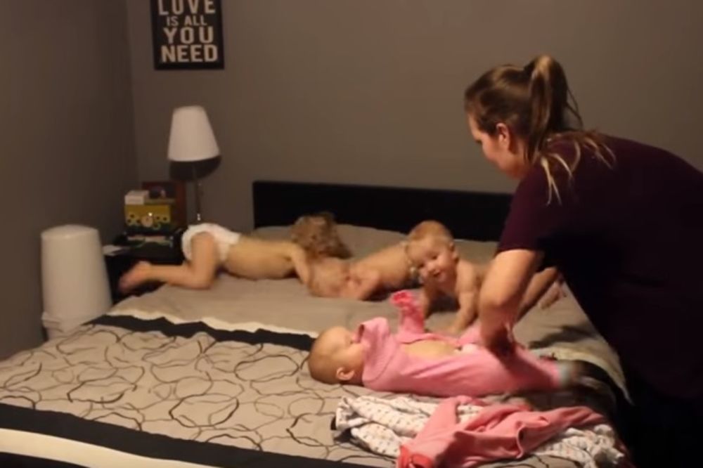 (VIDEO) OVO JE SUPERMAMA: Evo kako se četvoro dece spremaju za spavanje