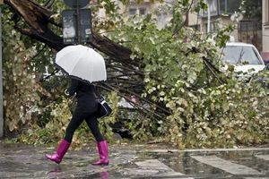 NE IZLAZITE IZ KUĆA: U Srbiju stiže orkanski i olujni vetar koji će nositi sve pred sobom!
