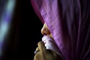 STRAVIČNO SILOVANJE U INDIJI: Četvorica muškaraca napastvovala devojku (20) jer je jela govedinu