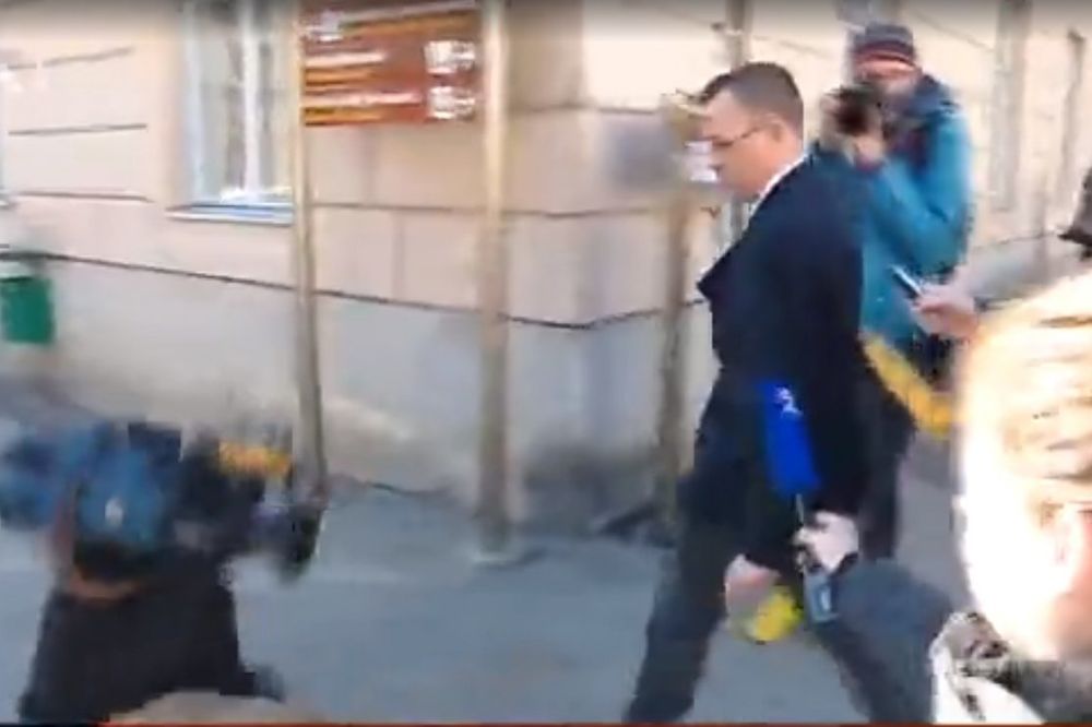 (VIDEO) SRAMOTA: Pogledajte reakciju hrvatskog ministra dok snimatelj pada pored njega!