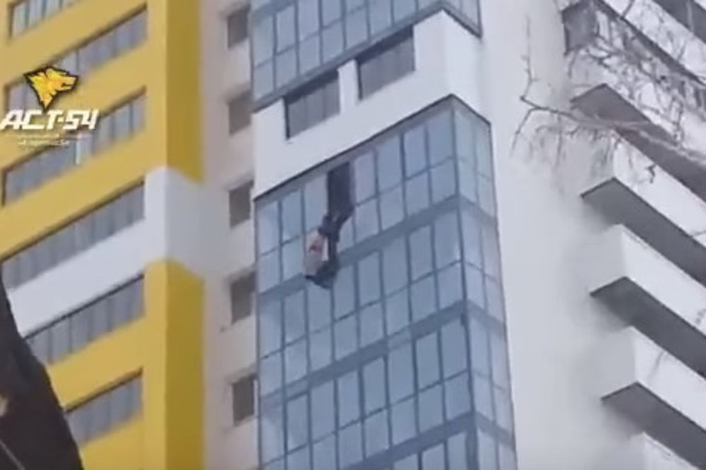(VIDEO) PANTALONE GA SPASLE: Muškarac visio naglavačke sa 15.sprata zgrade!