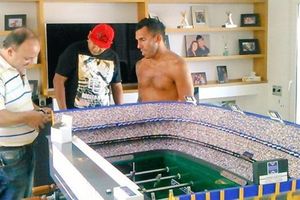 (FOTO) BOMBONJERA U DNEVNOJ SOBI: Tevez definitivno ima najbolji sto za stoni fudbal na svetu!