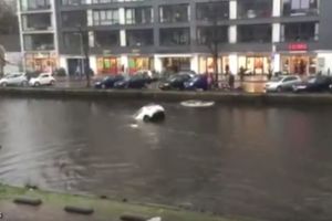 (VIDEO) HEROJI HOLANDIJE: 4 muškarca skočila u hladnu vodu i spasla majku i dete od sigurne smrti