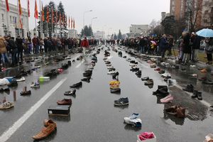 (FOTO) SIMBOLIČAN PROTEST: Građani Skoplja cipelama protiv masovnog iseljavanja mladih