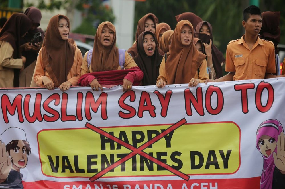 (FOTO) NEĆE ZAPADNJAČKI PRAZNIK: Indonezija zabranila proslavu Dana zaljubljenih!