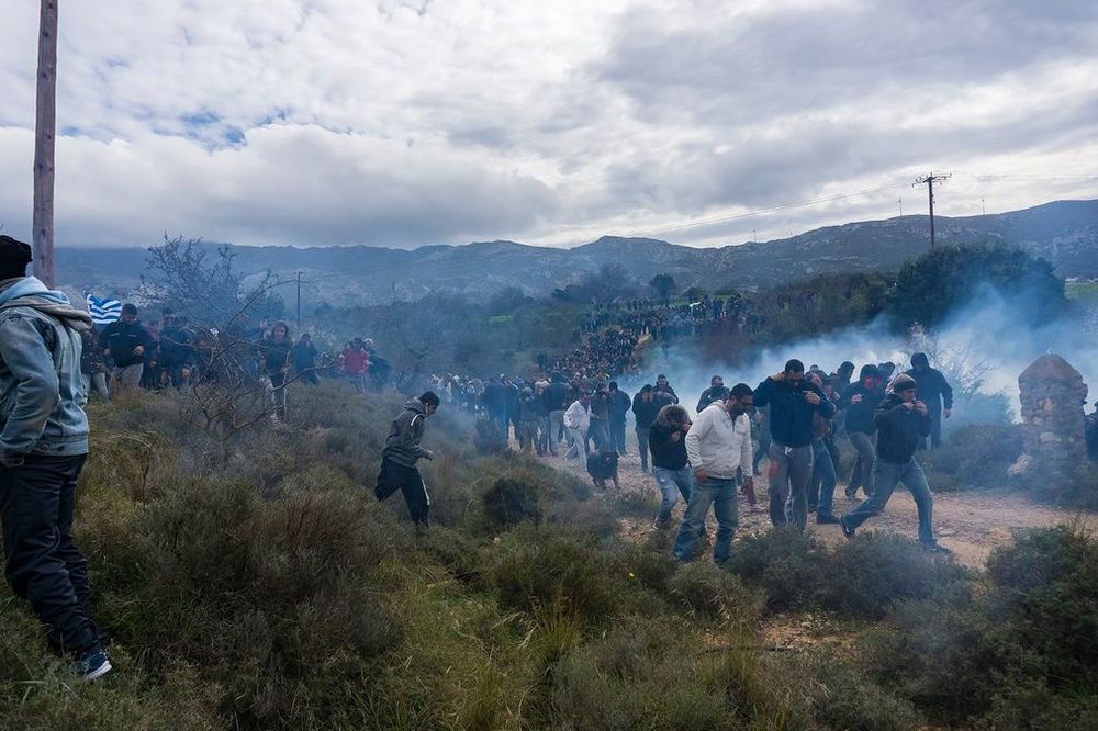 (FOTO) OPET SUZAVAC U GRČKOJ: Demonstranti protestovali zbog izbegličkog centra