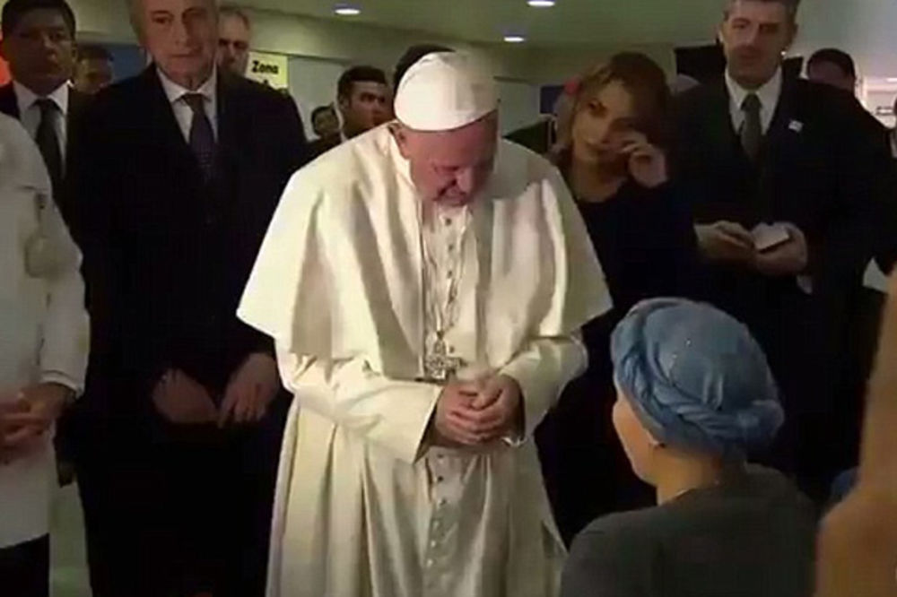 (VIDEO) ČUO JE GLAS ANĐELA: Teško bolesna devojčica sve je rasplakala kada je zapevala papi Franji!