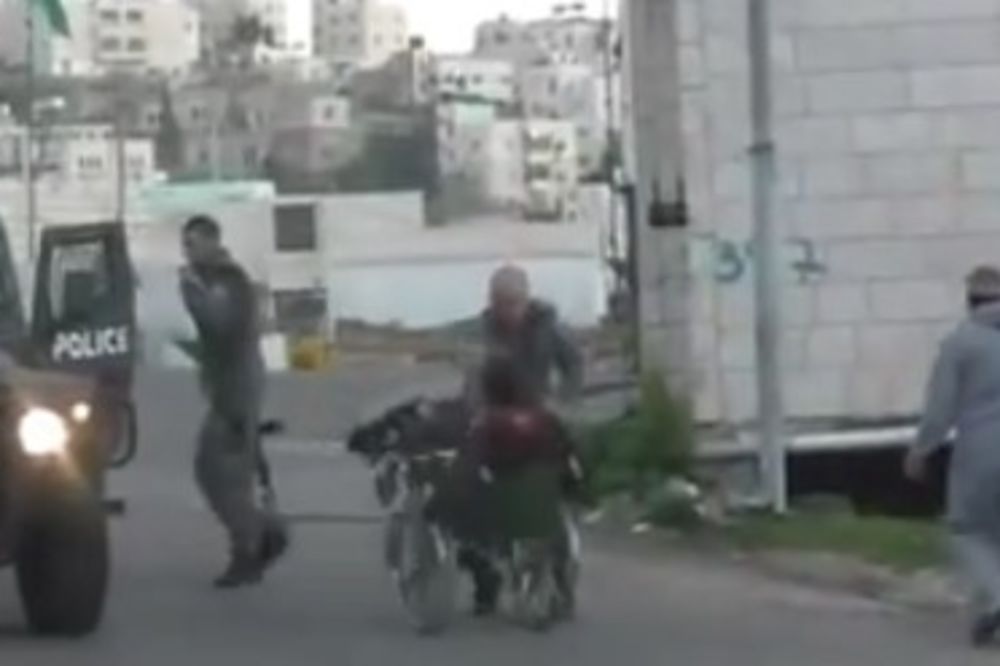 (VIDEO) ŠOKANTNO: Izraelski graničar oborio Palestinca u invalidskim kolicima