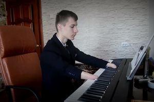 (VIDEO) UKRAŠĆE VAM SRCE: Dečak iz Rusije rođen je bez obe šake! Danas on svira klavir! I to kako...