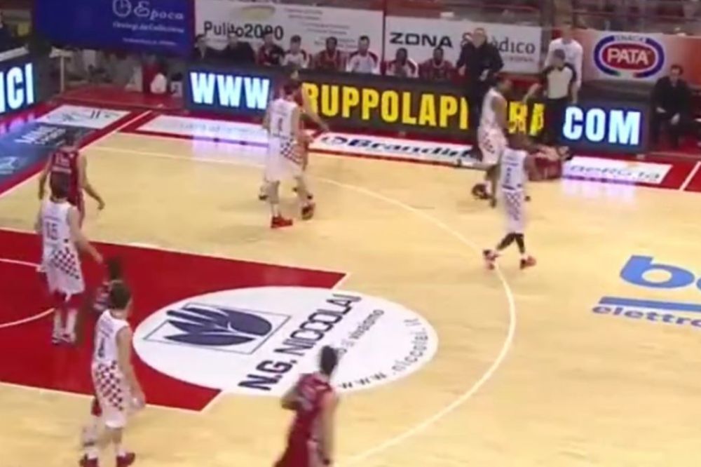 (VIDEO) MALER ZA SIMONA:  Hrvatski košarkaš pogodio trojku sa patosa, ali...