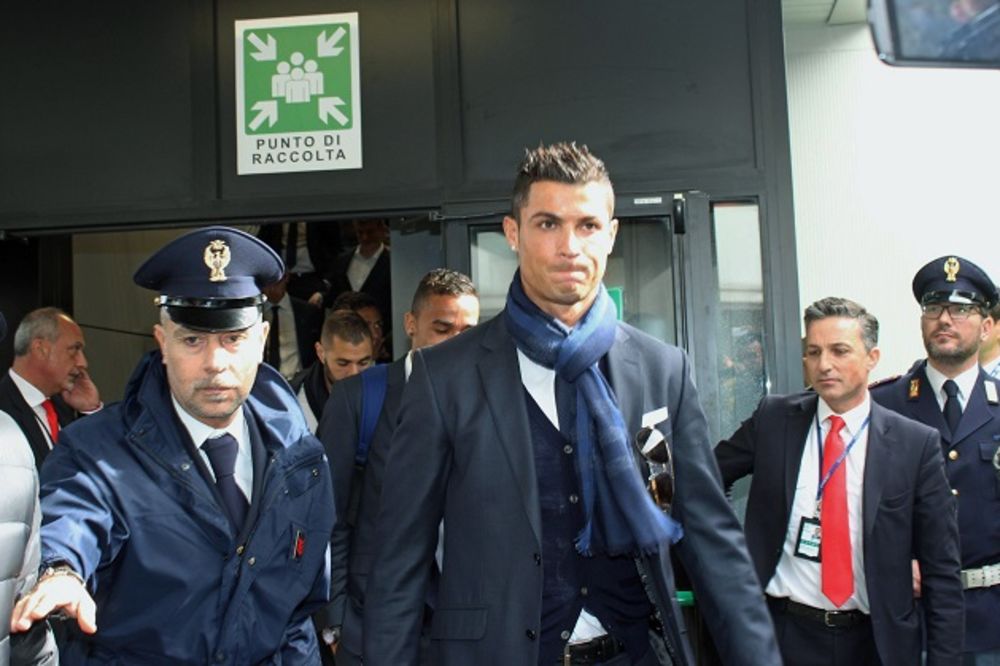 (VIDEO) NOVINARI DOVELI KRISTIJANA DO LUDILA: Ronaldo pobesneo, pa odjurio sa konferencije za medije