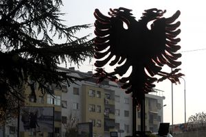 USPOMENA NA TERORISTE OVK: U Skoplju otkriven spomenik Dvoglavi orao