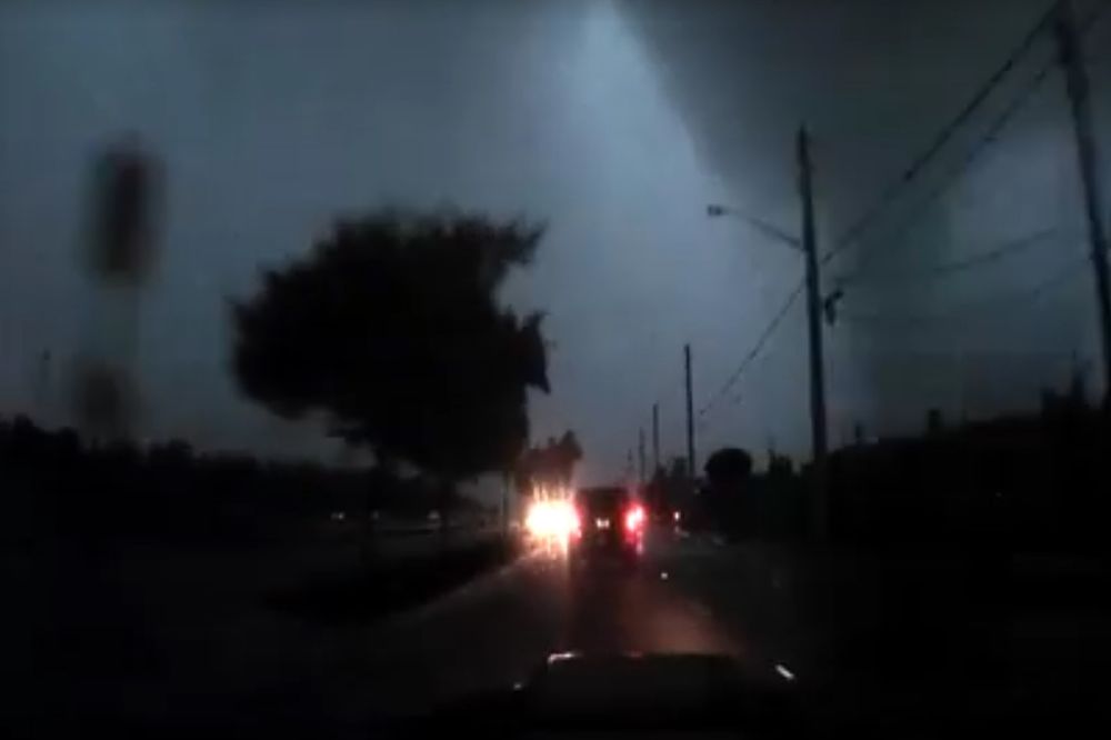 (VIDEO) GDE LI JE GLEDAO: Zamalo uleteo u tornado, a uopšte nije primetio