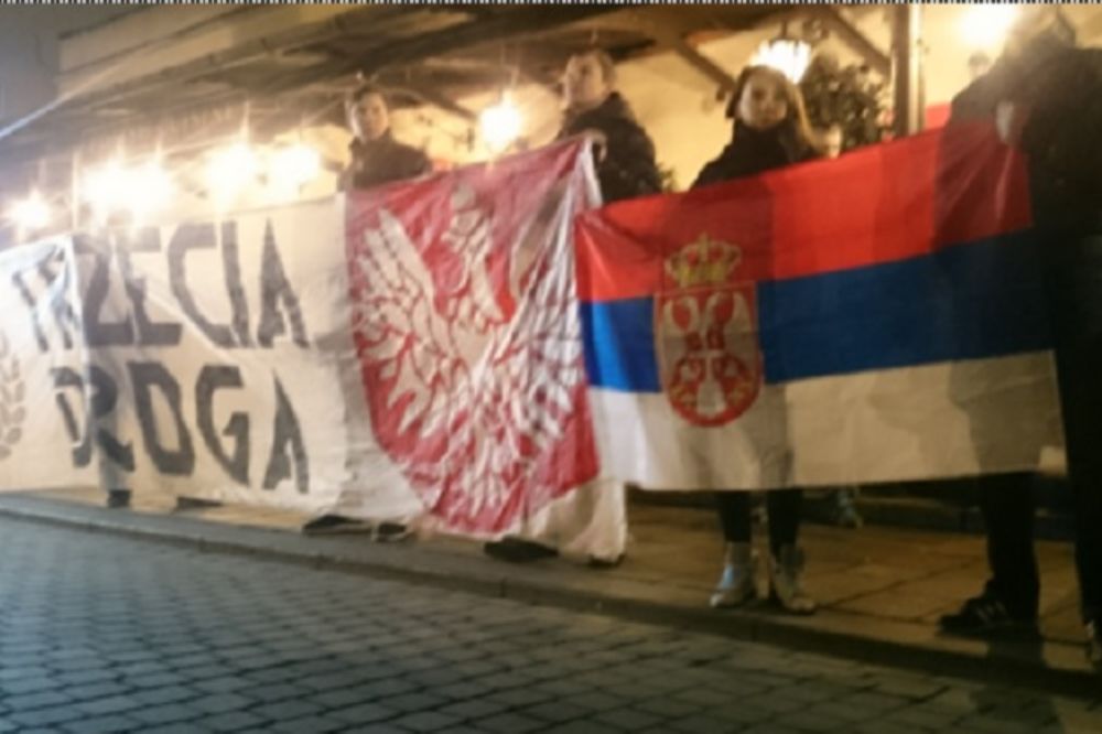 (FOTO, VIDEO) POLJSKI NAVIJAČI IZAŠLI NA ULICE: Kosovo je Srbija!