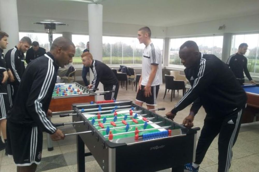 (FOTO) VESELO U ZEMUNELU: Evo kako se igrači Partizana pripremaju za nastavak sezone