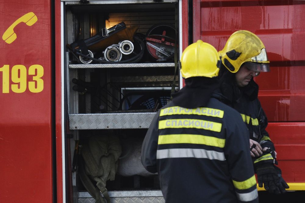 POŽAR U CENTRU BEOGRADA: Goreo stan u Beogradskoj ulici, 10 vatrogasaca u borbi sa stihijom