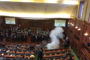 PONOVO HAOS U PRIŠTINI: Bačen suzavac na početku sednice Skupštine Kosova