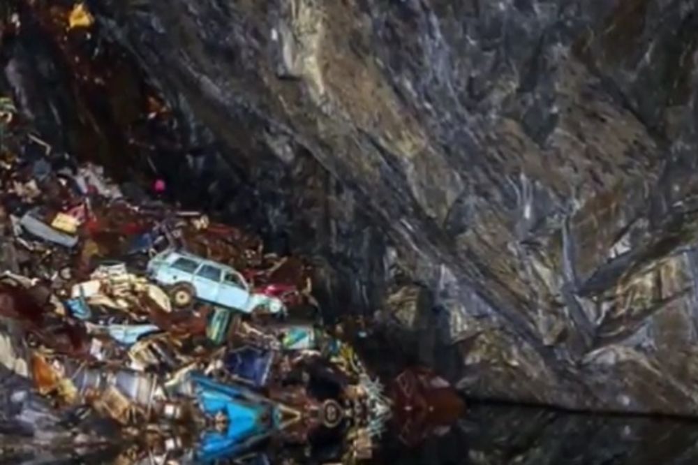 MISTERIJA VELSA: Na dnu rudnika pronađeno groblje automobila, niko ne zna kako su tamo završili