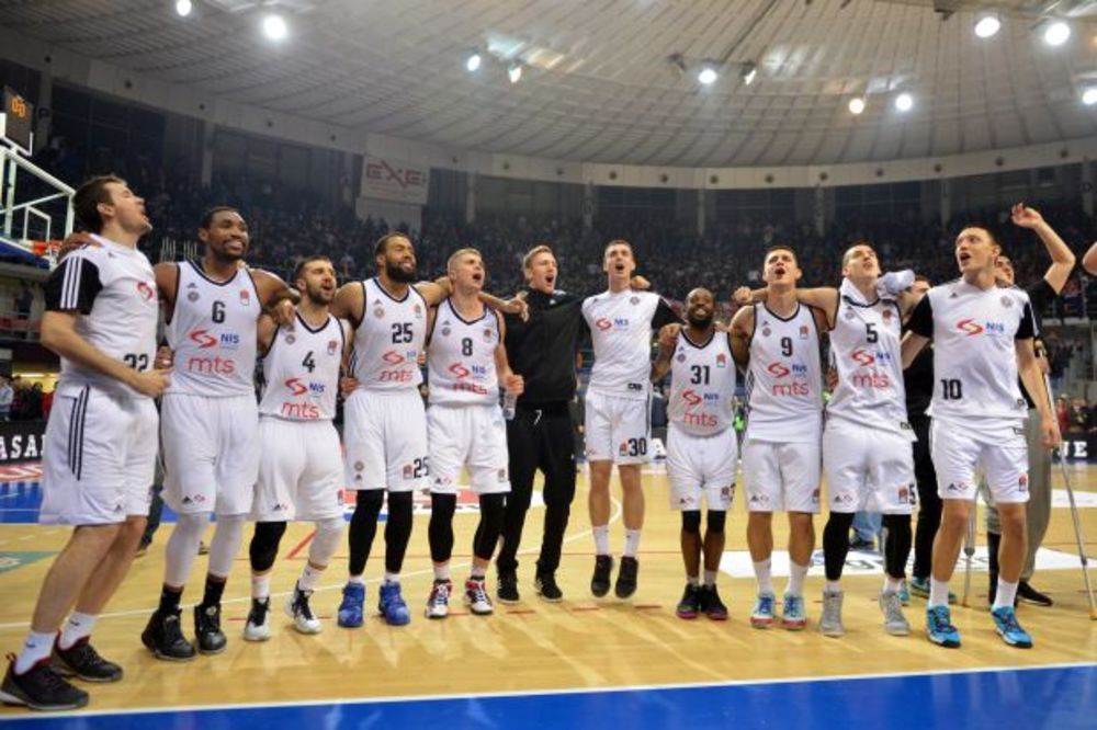 (VIDEO) ORIO SE ČAIR: Košarkaši Partizana slavili sa navijačima pobedu protiv Zvezde