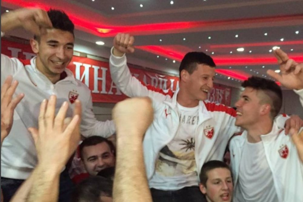 (VIDEO) PEVAJUĆI NA 150. VEČITI DERBI: Fudbaleri Zvezde uz harmoniku dočekuju duel sa Partizanom