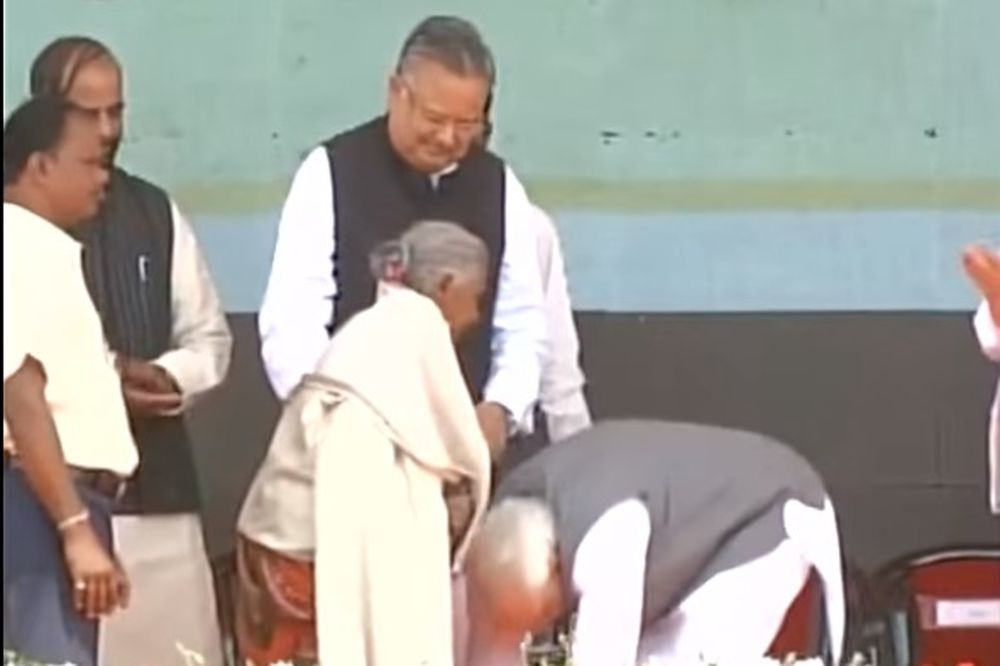 (VIDEO) POŠTOVANJE: Ovoj starici (104) premijer Indije se poklonio do zemlje, a imao je i razlog