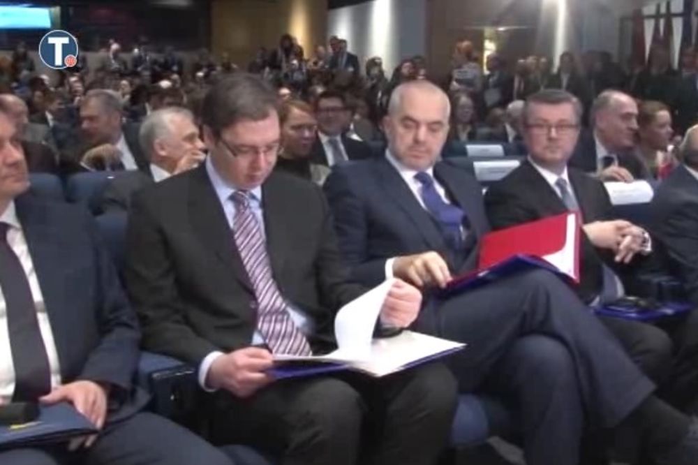(VIDEO) RAMA BEZ BLAMA: Albanski premijer virio Vučiću u papire!