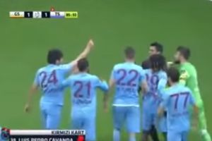 (VIDEO) LUDNICA U TURSKOJ: Fudbaler Trabzona ukrao crveni karton i pokazao ga sudiji!